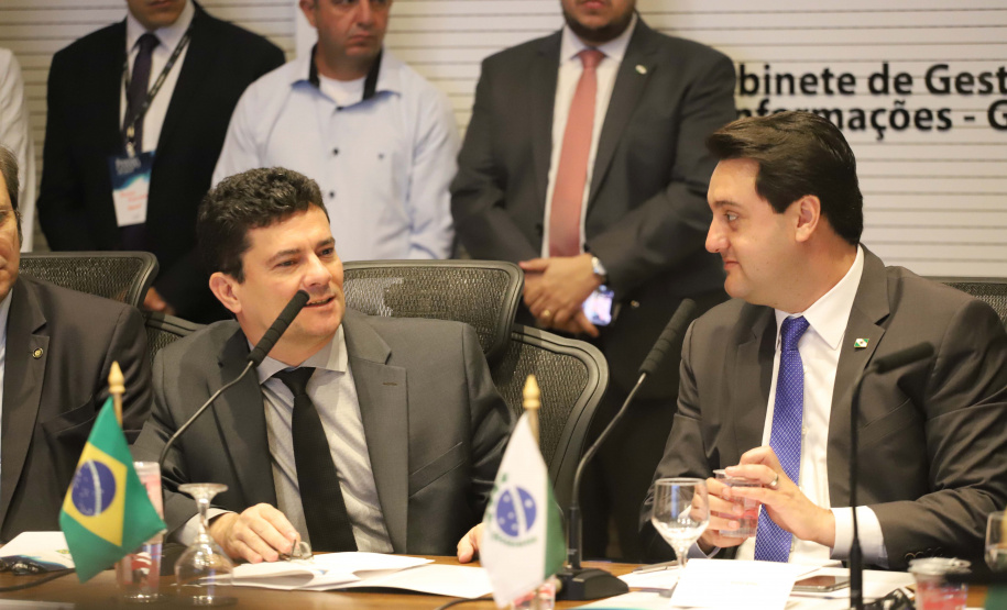 O governador Carlos Massa Ratinho Junior e o ministro da Justiça Sergio Moro, participaram da Encontro do Conselho Nacional de Secretários de Estado da Justiça, Cidadania, Direitos Humanos e Administração Penitenciária, que realiza-se no Palácio Iguaçu. Participaram: os secretários: de Segurança Pública, cel. Romulo Marinho Soares; entre outros.Curitiba, 04-10-19.Foto: Arnaldo Alves / AEN.