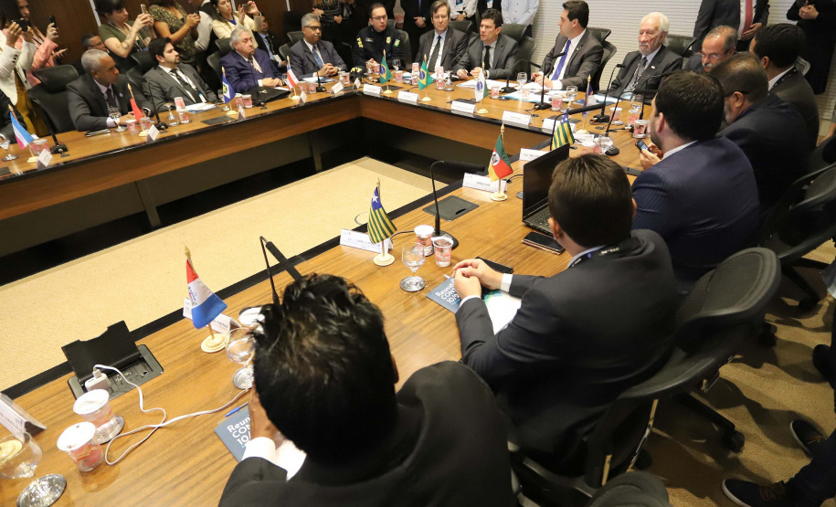 O governador Carlos Massa Ratinho Junior e o ministro da Justiça Sergio Moro, participaram da Encontro do Conselho Nacional de Secretários de Estado da Justiça, Cidadania, Direitos Humanos e Administração Penitenciária, que realiza-se no Palácio Iguaçu. Participaram: os secretários: de Segurança Pública, cel. Romulo Marinho Soares; entre outros.Curitiba, 04-10-19.Foto: Arnaldo Alves / AEN.