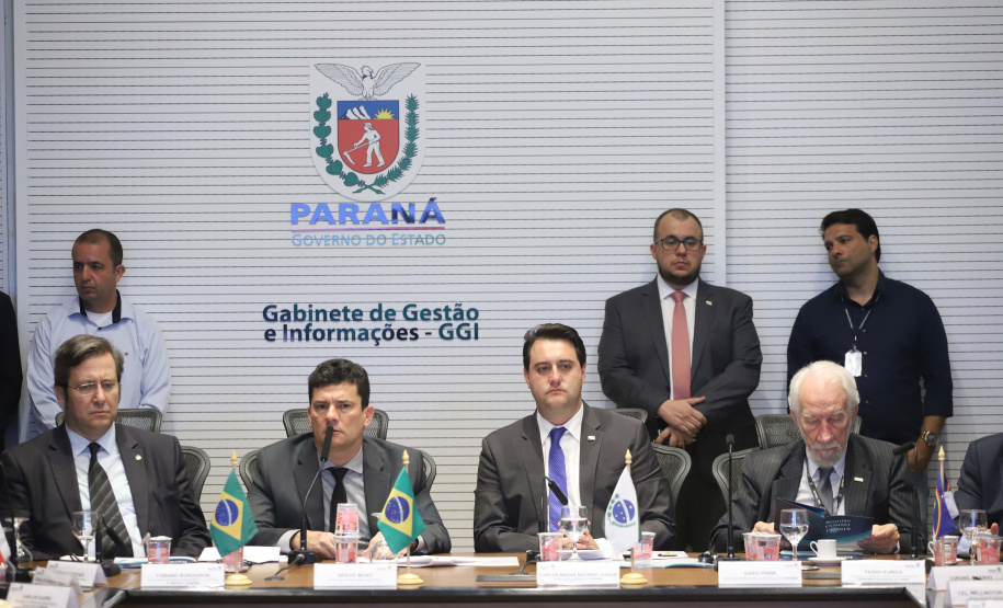 O governador Carlos Massa Ratinho Junior e o ministro da Justiça Sergio Moro, participaram da Encontro do Conselho Nacional de Secretários de Estado da Justiça, Cidadania, Direitos Humanos e Administração Penitenciária, que realiza-se no Palácio Iguaçu. Participaram: os secretários: de Segurança Pública, cel. Romulo Marinho Soares; entre outros.Curitiba, 04-10-19.Foto: Arnaldo Alves / AEN.