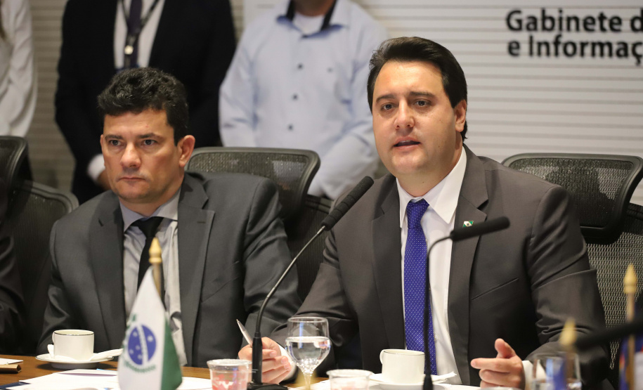 O governador Carlos Massa Ratinho Junior e o ministro da Justiça Sergio Moro, participaram da Encontro do Conselho Nacional de Secretários de Estado da Justiça, Cidadania, Direitos Humanos e Administração Penitenciária, que realiza-se no Palácio Iguaçu. Participaram: os secretários: de Segurança Pública, cel. Romulo Marinho Soares; entre outros.Curitiba, 04-10-19.Foto: Arnaldo Alves / AEN.
