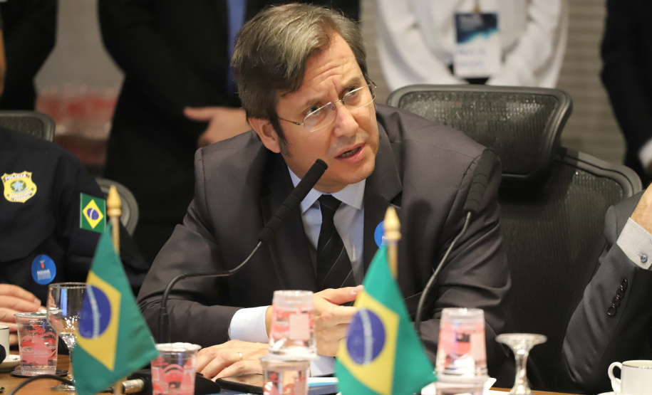 O governador Carlos Massa Ratinho Junior e o ministro da Justiça Sergio Moro, participaram da Encontro do Conselho Nacional de Secretários de Estado da Justiça, Cidadania, Direitos Humanos e Administração Penitenciária, que realiza-se no Palácio Iguaçu. Participaram: os secretários: de Segurança Pública, cel. Romulo Marinho Soares; entre outros. N/F: diretor geral do DEPEN/mimistério da Justiça, Fabiano Bordignon.Curitiba, 04-10-19.Foto: Arnaldo Alves / AEN.