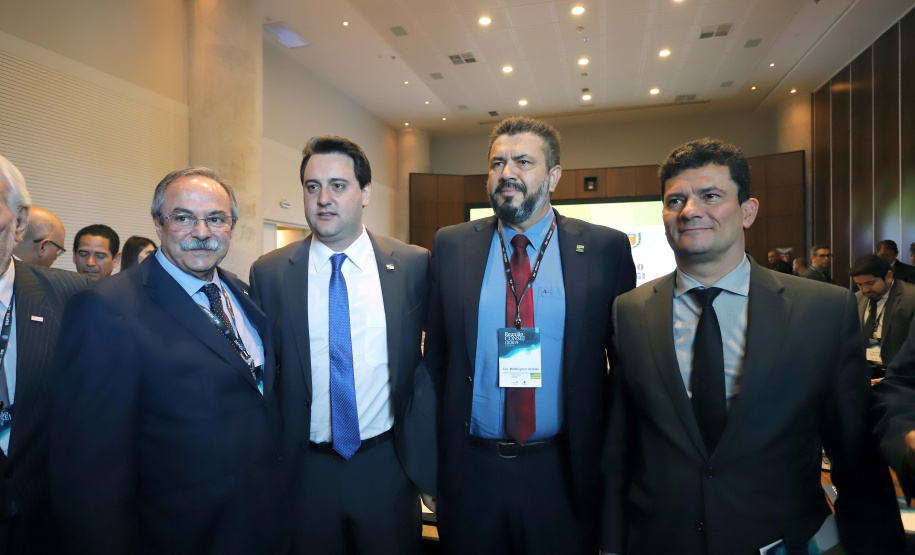 O governador Carlos Massa Ratinho Junior e o ministro da Justiça Sergio Moro, participaram da Encontro do Conselho Nacional de Secretários de Estado da Justiça, Cidadania, Direitos Humanos e Administração Penitenciária, que realiza-se no Palácio Iguaçu. Participaram: os secretários: de Segurança Pública, cel. Romulo Marinho Soares; entre outros.Curitiba, 04-10-19.Foto: Arnaldo Alves / AEN.
