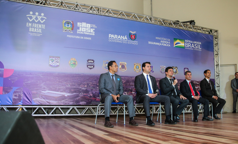 O governador Carlos Massa Ratinho Junior acompanha nesta sexta-feira (04), ações do projeto Em Frente, Brasil de combate à criminalidade violenta acompanhado do ministro da Justiça e Segurança Pública, Sergio Moro, prefeito de São José dos Pinhais, Toninho Fenelon, e do secretário estadual da Segurança Pública, coronel Rômulo Marinho Soares. 03/10/2019 - Foto: Geraldo Bubniak/AEN