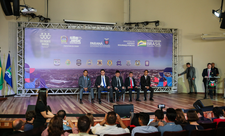 O governador Carlos Massa Ratinho Junior acompanha nesta sexta-feira (04), ações do projeto Em Frente, Brasil de combate à criminalidade violenta acompanhado do ministro da Justiça e Segurança Pública, Sergio Moro, prefeito de São José dos Pinhais, Toninho Fenelon, e do secretário estadual da Segurança Pública, coronel Rômulo Marinho Soares. 03/10/2019 - Foto: Geraldo Bubniak/AEN