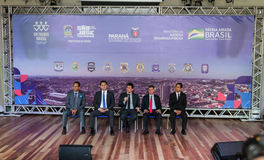O governador Carlos Massa Ratinho Junior acompanha nesta sexta-feira (04), ações do projeto Em Frente, Brasil de combate à criminalidade violenta acompanhado do ministro da Justiça e Segurança Pública, Sergio Moro, prefeito de São José dos Pinhais, Toninho Fenelon, e do secretário estadual da Segurança Pública, coronel Rômulo Marinho Soares. 03/10/2019 - Foto: Geraldo Bubniak/AEN