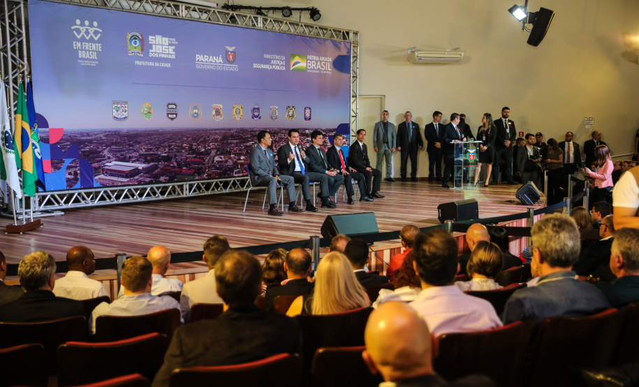 O governador Carlos Massa Ratinho Junior acompanha nesta sexta-feira (04), ações do projeto Em Frente, Brasil de combate à criminalidade violenta acompanhado do ministro da Justiça e Segurança Pública, Sergio Moro, prefeito de São José dos Pinhais, Toninho Fenelon, e do secretário estadual da Segurança Pública, coronel Rômulo Marinho Soares. 03/10/2019 - Foto: Geraldo Bubniak/AEN
