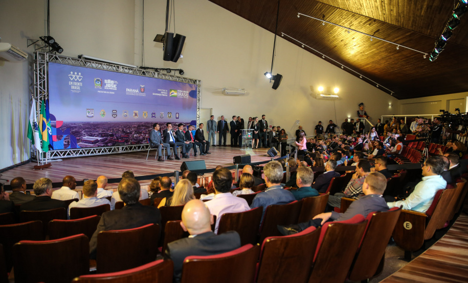 O governador Carlos Massa Ratinho Junior acompanha nesta sexta-feira (04), ações do projeto Em Frente, Brasil de combate à criminalidade violenta acompanhado do ministro da Justiça e Segurança Pública, Sergio Moro, prefeito de São José dos Pinhais, Toninho Fenelon, e do secretário estadual da Segurança Pública, coronel Rômulo Marinho Soares. 03/10/2019 - Foto: Geraldo Bubniak/AEN