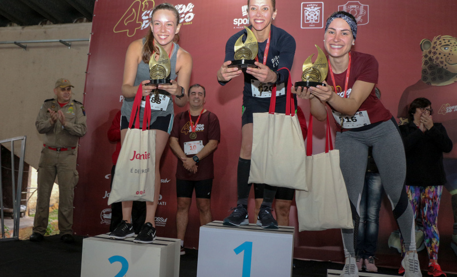 06-10-2019. 4ª Ediçao Corrida de Fogo do Corpo de Bombeiros Curitiba, 06 de Outubro de 2019. 4ª Ediçao Corrida de Fogo do Corpo de Bombeiros. Foto: vencedoras 5KM categoria geral..