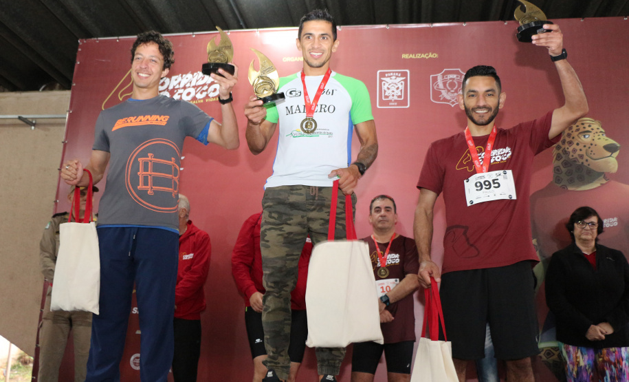 06-10-2019. 4ª Ediçao Corrida de Fogo do Corpo de Bombeiros Curitiba, 06 de Outubro de 2019. 4ª Ediçao Corrida de Fogo do Corpo de Bombeiros. Foto: ganhadores 5 KM categoria geral.