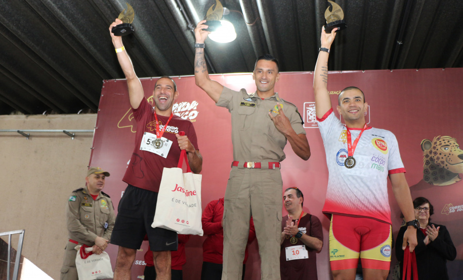06-10-2019. 4ª Ediçao Corrida de Fogo do Corpo de Bombeiros Curitiba, 06 de Outubro de 2019. 4ª Ediçao Corrida de Fogo do Corpo de Bombeiros. Foto: ganhadores 5 KM categoria Militares.