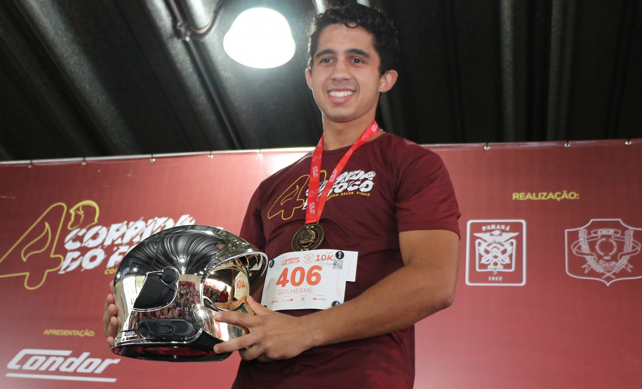06-10-2019. 4ª Ediçao Corrida de Fogo do Corpo de Bombeiros Curitiba, 06 de Outubro de 2019. 4ª Ediçao Corrida de Fogo do Corpo de Bombeiros. Foto: ganhador do sorteio do capacete do Corpo de Bombeiros