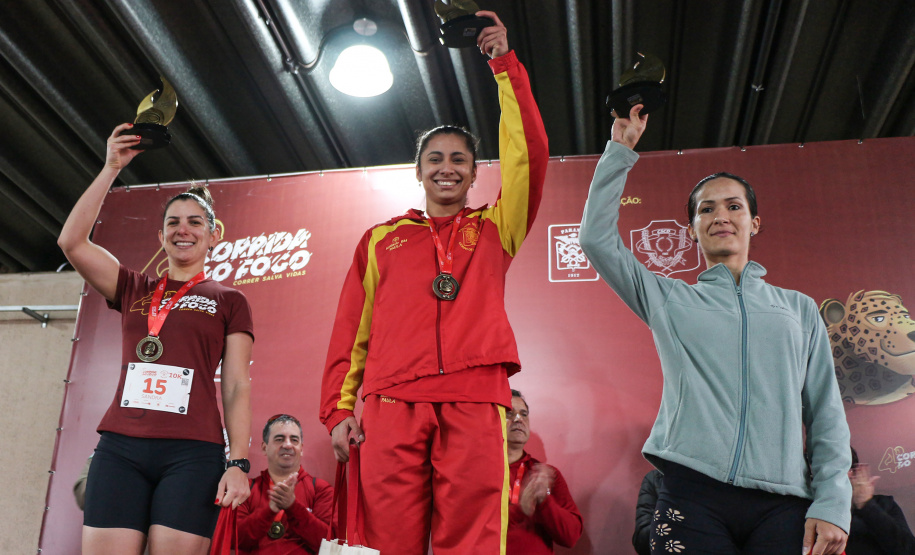 06-10-2019. 4ª Ediçao Corrida de Fogo do Corpo de Bombeiros Curitiba, 06 de Outubro de 2019. 4ª Ediçao Corrida de Fogo do Corpo de Bombeiros. Foto: ganhadoras 10 KM categoria militar.