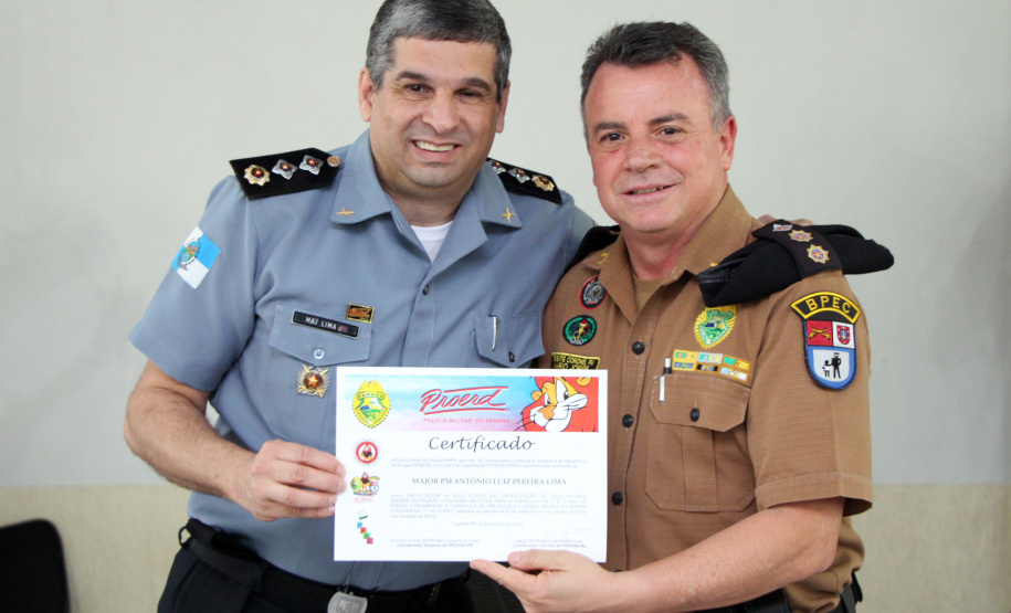 04-10-2019. Formatura do XVII Curos de Capacitação de Educador Social. São José dos Pinhais, 04 de outubro de 2019. Formatura do XVII Curos de Capacitação de Educador Social. Foto: Maj PM Antonio Luiz Pereira Lima, da PMERJ, recebe certificado de reconhecimento do Ten-Cel. Mario Jorge Alves Lopes, Comandante do BPEC.