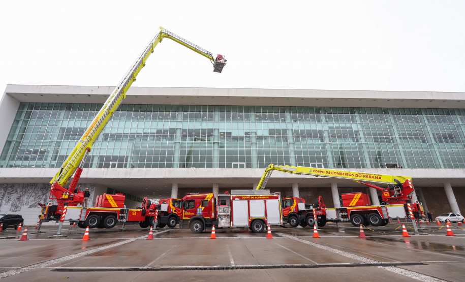 GOVERNADOR ENTREGA EQUIPAMENTOS PARA O CORPO DE BOMBEIROS. O governador Carlos Massa Ratinho Junior entrega nesta segunda-feira (07), viaturas de plataforma mecânica e um veículo auto bomba tanque. Participaram: vice-governador, Darci Piana; os secretários: da Segurança Pública, Romulo Marinho Soares, da Saúde, Beto Preto; comandante Geral da PMPR, cel. Pericles Matos; comandante do Corpo de Bombeiros, cel. Samuel Prestes; entre outros.Curitiba, 07-10-19.Foto: Arnaldo Alves / AEN.