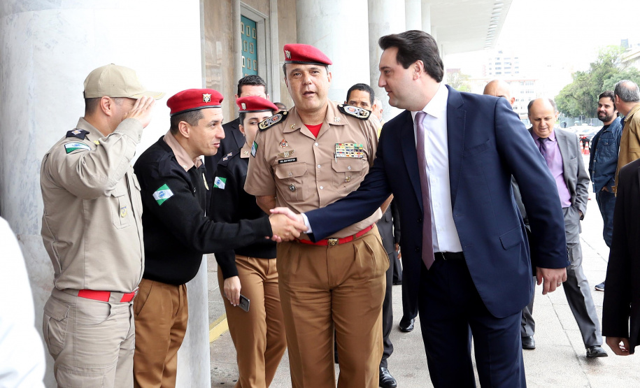 GOVERNADOR ENTREGA EQUIPAMENTOS PARA O CORPO DE BOMBEIROS. O governador Carlos Massa Ratinho Junior entrega nesta segunda-feira (07), viaturas de plataforma mecânica e um veículo auto bomba tanque. Participaram: vice-governador, Darci Piana; os secretários: da Segurança Pública, Romulo Marinho Soares, da Saúde, Beto Preto; comandante Geral da PMPR, cel. Pericles Matos; comandante do Corpo de Bombeiros, cel. Samuel Prestes; entre outros.Curitiba, 07-10-19.Foto: Arnaldo Alves / AEN.