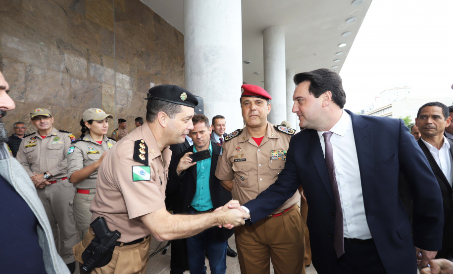 GOVERNADOR ENTREGA EQUIPAMENTOS PARA O CORPO DE BOMBEIROS. O governador Carlos Massa Ratinho Junior entrega nesta segunda-feira (07), viaturas de plataforma mecânica e um veículo auto bomba tanque. Participaram: vice-governador, Darci Piana; os secretários: da Segurança Pública, Romulo Marinho Soares, da Saúde, Beto Preto; comandante Geral da PMPR, cel. Pericles Matos; comandante do Corpo de Bombeiros, cel. Samuel Prestes; entre outros.Curitiba, 07-10-19.Foto: Arnaldo Alves / AEN.