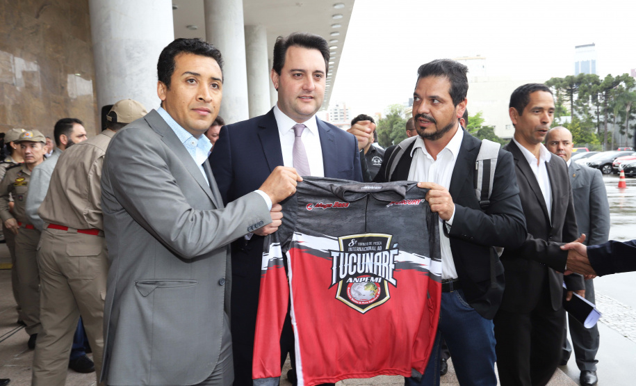 GOVERNADOR ENTREGA EQUIPAMENTOS PARA O CORPO DE BOMBEIROS. O governador Carlos Massa Ratinho Junior entrega nesta segunda-feira (07), viaturas de plataforma mecânica e um veículo auto bomba tanque. Participaram: vice-governador, Darci Piana; os secretários: da Segurança Pública, Romulo Marinho Soares, da Saúde, Beto Preto; comandante Geral da PMPR, cel. Pericles Matos; comandante do Corpo de Bombeiros, cel. Samuel Prestes; entre outros.Curitiba, 07-10-19.Foto: Arnaldo Alves / AEN.