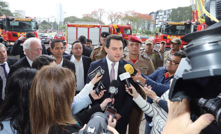 GOVERNADOR ENTREGA EQUIPAMENTOS PARA O CORPO DE BOMBEIROS. O governador Carlos Massa Ratinho Junior entrega nesta segunda-feira (07), viaturas de plataforma mecânica e um veículo auto bomba tanque. Participaram: vice-governador, Darci Piana; os secretários: da Segurança Pública, Romulo Marinho Soares, da Saúde, Beto Preto; comandante Geral da PMPR, cel. Pericles Matos; comandante do Corpo de Bombeiros, cel. Samuel Prestes; entre outros.Curitiba, 07-10-19.Foto: Arnaldo Alves / AEN.