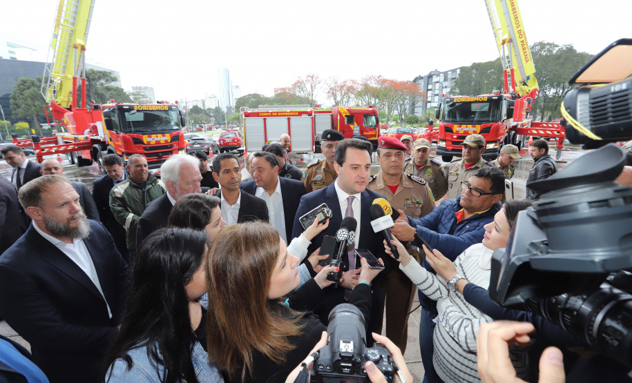 GOVERNADOR ENTREGA EQUIPAMENTOS PARA O CORPO DE BOMBEIROS. O governador Carlos Massa Ratinho Junior entrega nesta segunda-feira (07), viaturas de plataforma mecânica e um veículo auto bomba tanque. Participaram: vice-governador, Darci Piana; os secretários: da Segurança Pública, Romulo Marinho Soares, da Saúde, Beto Preto; comandante Geral da PMPR, cel. Pericles Matos; comandante do Corpo de Bombeiros, cel. Samuel Prestes; entre outros.Curitiba, 07-10-19.Foto: Arnaldo Alves / AEN.