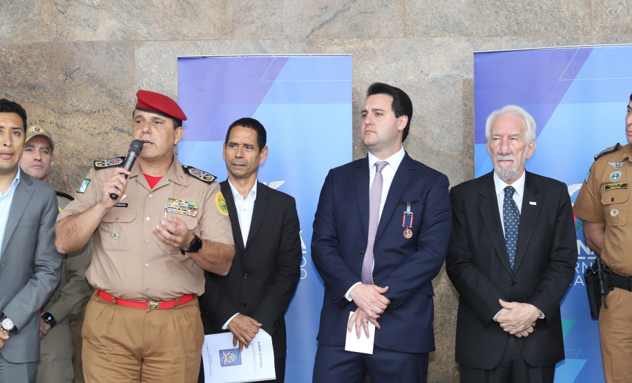 GOVERNADOR ENTREGA EQUIPAMENTOS PARA O CORPO DE BOMBEIROS. O governador Carlos Massa Ratinho Junior entrega nesta segunda-feira (07), viaturas de plataforma mecânica e um veículo auto bomba tanque. Participaram: vice-governador, Darci Piana; os secretários: da Segurança Pública, Romulo Marinho Soares, da Saúde, Beto Preto; comandante Geral da PMPR, cel. Pericles Matos; comandante do Corpo de Bombeiros, cel. Samuel Prestes; entre outros. N/F: comandante do Corpo de Bombeiros, cel. Samuel Prestes.Curitiba, 07-10-19.Foto: Arnaldo Alves / AEN.