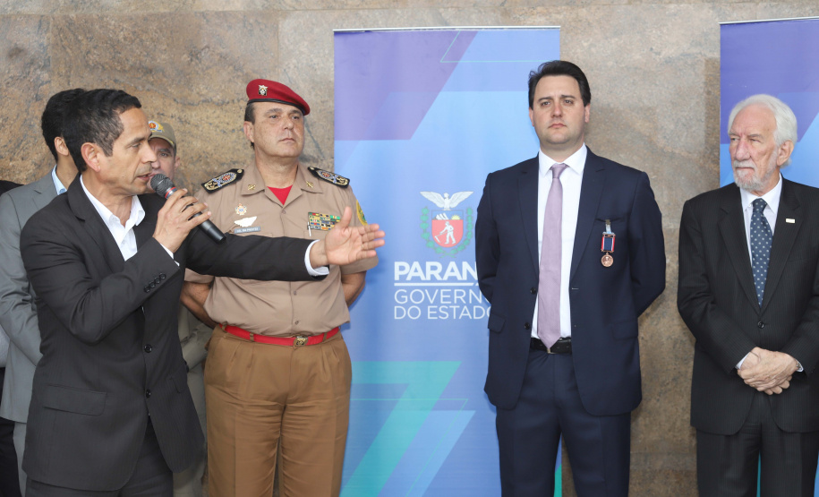 GOVERNADOR ENTREGA EQUIPAMENTOS PARA O CORPO DE BOMBEIROS. O governador Carlos Massa Ratinho Junior entrega nesta segunda-feira (07), viaturas de plataforma mecânica e um veículo auto bomba tanque. Participaram: vice-governador, Darci Piana; os secretários: da Segurança Pública, Romulo Marinho Soares, da Saúde, Beto Preto; comandante Geral da PMPR, cel. Pericles Matos; comandante do Corpo de Bombeiros, cel. Samuel Prestes; entre outros.Curitiba, 07-10-19.Foto: Arnaldo Alves / AEN.