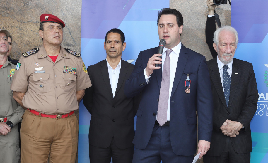 GOVERNADOR ENTREGA EQUIPAMENTOS PARA O CORPO DE BOMBEIROS. O governador Carlos Massa Ratinho Junior entrega nesta segunda-feira (07), viaturas de plataforma mecânica e um veículo auto bomba tanque. Participaram: vice-governador, Darci Piana; os secretários: da Segurança Pública, Romulo Marinho Soares, da Saúde, Beto Preto; comandante Geral da PMPR, cel. Pericles Matos; comandante do Corpo de Bombeiros, cel. Samuel Prestes; entre outros.Curitiba, 07-10-19.Foto: Arnaldo Alves / AEN.