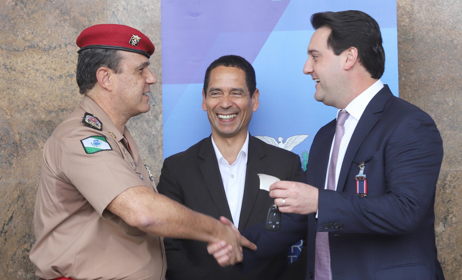 GOVERNADOR ENTREGA EQUIPAMENTOS PARA O CORPO DE BOMBEIROS. O governador Carlos Massa Ratinho Junior entrega nesta segunda-feira (07), viaturas de plataforma mecânica e um veículo auto bomba tanque. Participaram: vice-governador, Darci Piana; os secretários: da Segurança Pública, Romulo Marinho Soares, da Saúde, Beto Preto; comandante Geral da PMPR, cel. Pericles Matos; comandante do Corpo de Bombeiros, cel. Samuel Prestes; entre outros.Curitiba, 07-10-19.Foto: Arnaldo Alves / AEN.