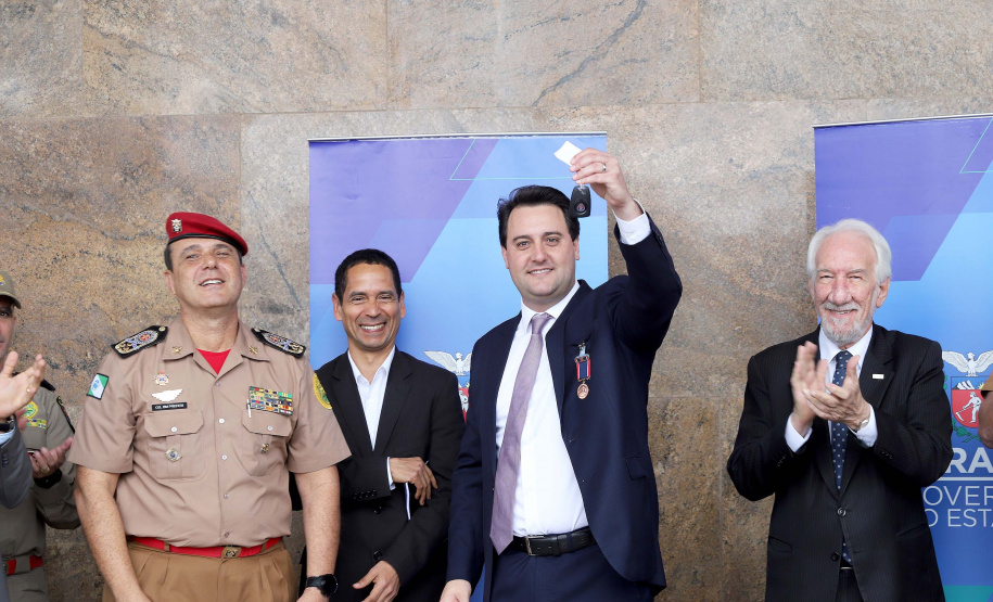 GOVERNADOR ENTREGA EQUIPAMENTOS PARA O CORPO DE BOMBEIROS. O governador Carlos Massa Ratinho Junior entrega nesta segunda-feira (07), viaturas de plataforma mecânica e um veículo auto bomba tanque. Participaram: vice-governador, Darci Piana; os secretários: da Segurança Pública, Romulo Marinho Soares, da Saúde, Beto Preto; comandante Geral da PMPR, cel. Pericles Matos; comandante do Corpo de Bombeiros, cel. Samuel Prestes; entre outros.Curitiba, 07-10-19.Foto: Arnaldo Alves / AEN.
